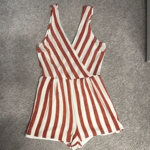 Lulu’s romper size SMALL